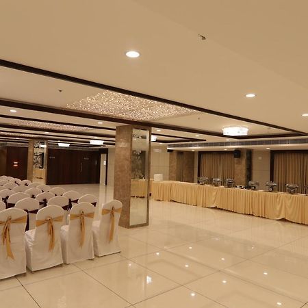 Sri Sri Sri Hotel Khammam Eksteriør billede