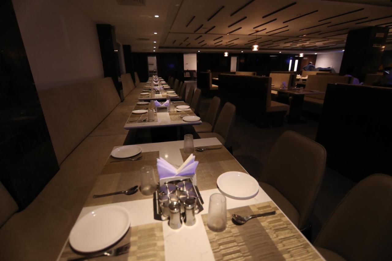 Sri Sri Sri Hotel Khammam Eksteriør billede