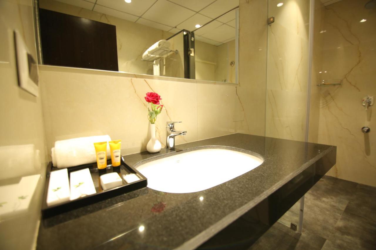 Sri Sri Sri Hotel Khammam Eksteriør billede