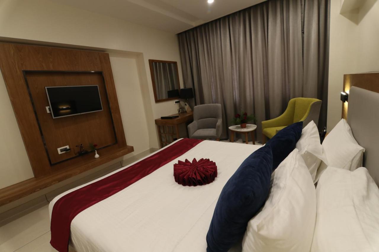 Sri Sri Sri Hotel Khammam Eksteriør billede