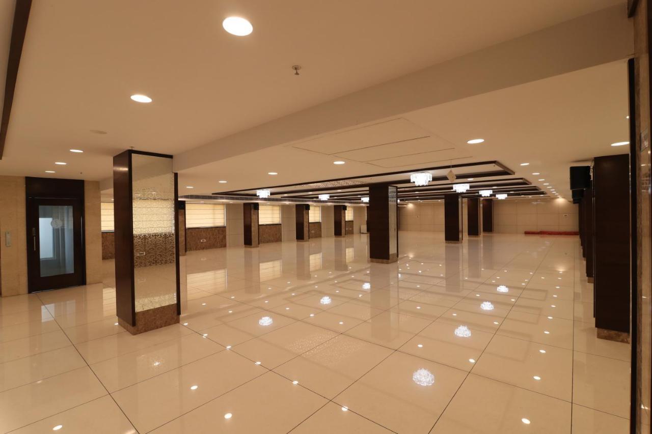 Sri Sri Sri Hotel Khammam Eksteriør billede
