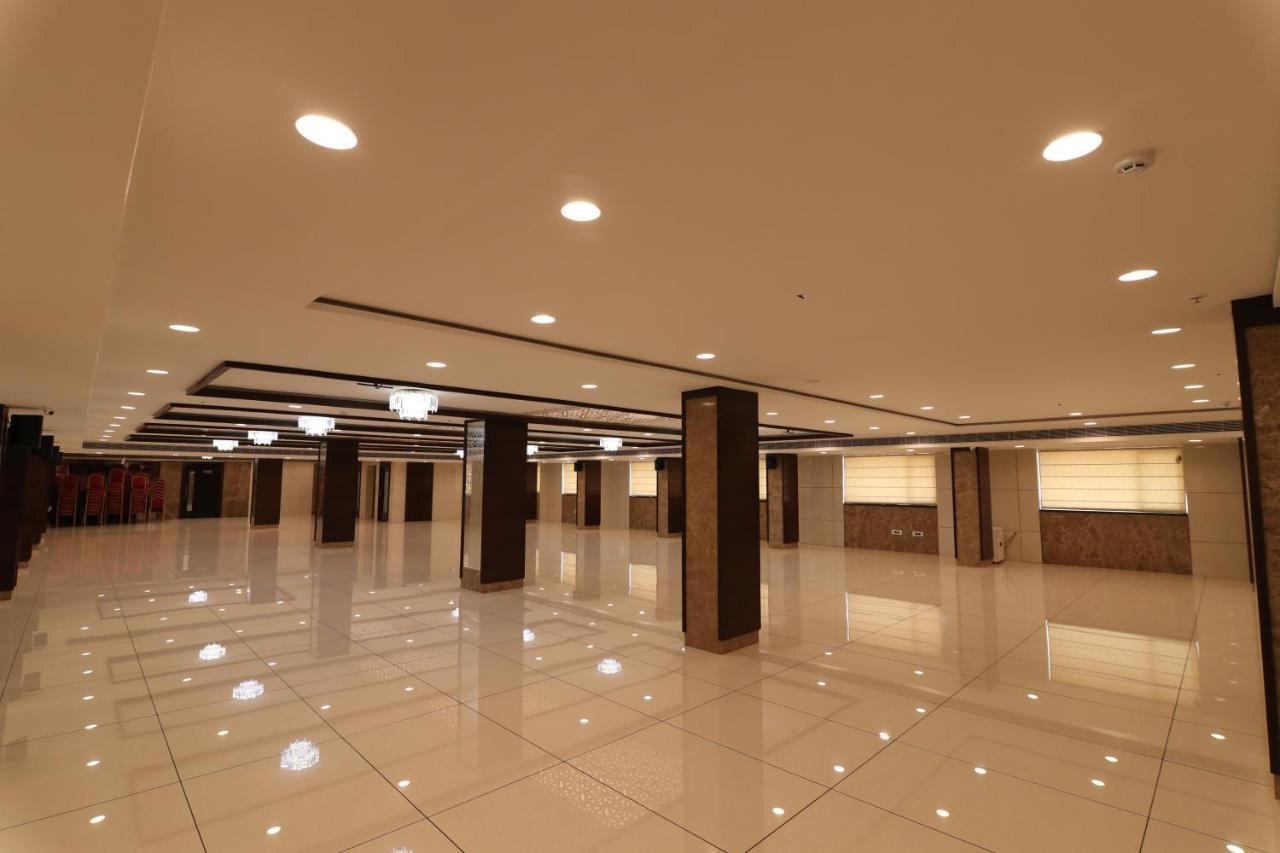 Sri Sri Sri Hotel Khammam Eksteriør billede