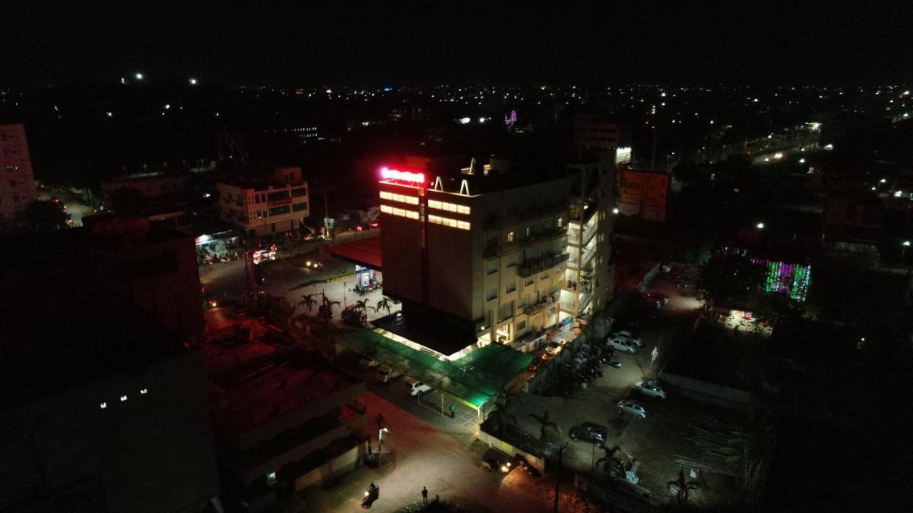 Sri Sri Sri Hotel Khammam Eksteriør billede