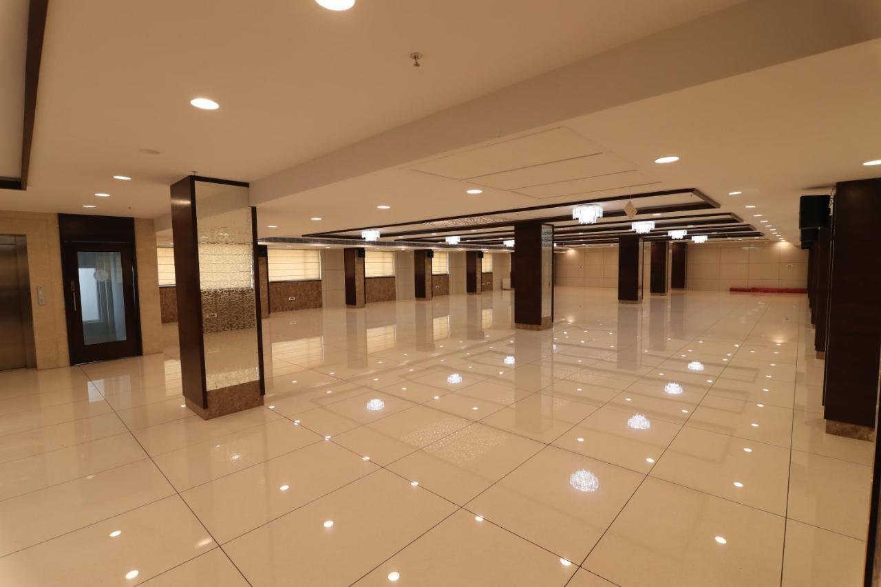 Sri Sri Sri Hotel Khammam Eksteriør billede
